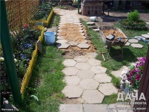Тротуарную плитку можно легко сделать своими руками. 02