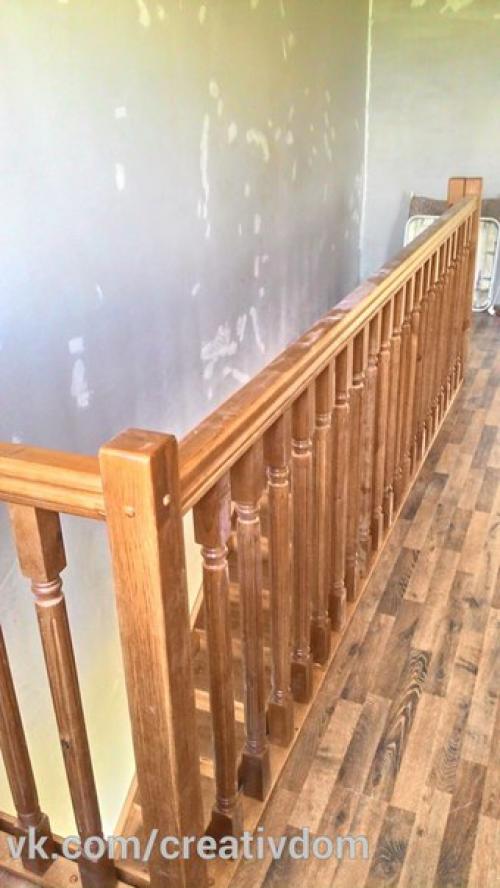 Установлена деревянная лестница с забежными ступеньками в повороте с ограждением и балюстрадой на втором этаже. 07