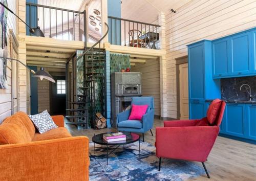 Этот уютный деревянный дом из бруса с мансардным этажом поражает с первого взгляда - не размерами или формой, а атмосферой. 03