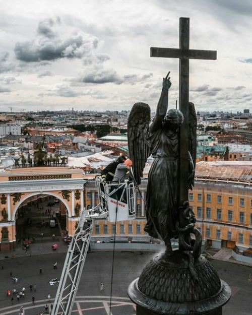Фото дня: на александровской колонне помыли ангела. 01