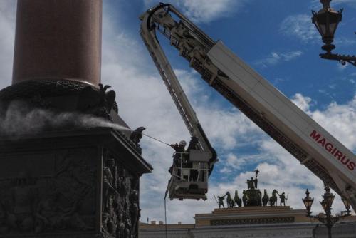 Фото дня: на александровской колонне помыли ангела. 06