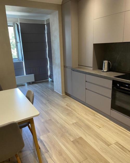 Просторная, светлая, уютная, с раздельной планировкой 2 х комнатная квартира в центре города, расположенная на пятом этаже. 01