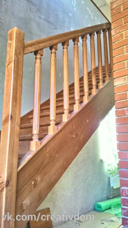 Установлена деревянная лестница с забежными ступеньками в повороте с ограждением и балюстрадой на втором этаже. 01