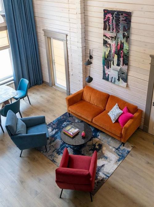 Этот уютный деревянный дом из бруса с мансардным этажом поражает с первого взгляда - не размерами или формой, а атмосферой. 01