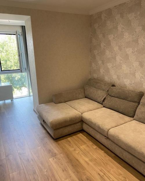 Просторная, светлая, уютная, с раздельной планировкой 2 х комнатная квартира в центре города, расположенная на пятом этаже. 06