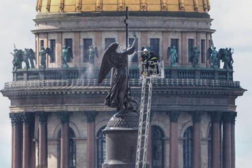 Фото дня: на александровской колонне помыли ангела. 05