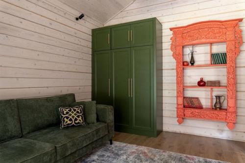 Этот уютный деревянный дом из бруса с мансардным этажом поражает с первого взгляда - не размерами или формой, а атмосферой. 07