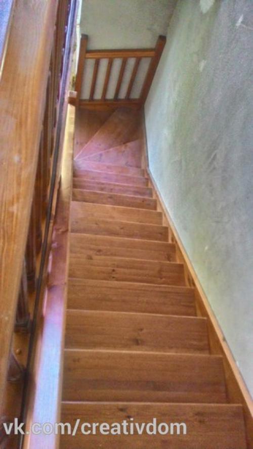 Установлена деревянная лестница с забежными ступеньками в повороте с ограждением и балюстрадой на втором этаже. 06