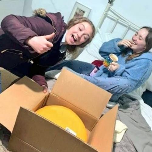Девушка пошла на свидание с парнем, который работает на ферме - и вернулась домой с подарком, который точно не влезет в дамскую сумочку. 


