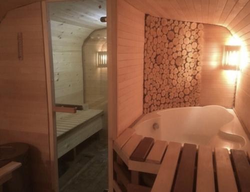 Вариант бани из строительной будки оказался действительно интересным. 08