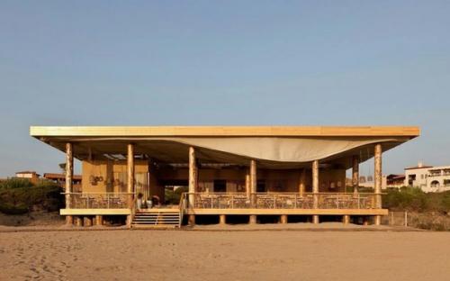 Владелец ресторана Barbouni, который находится на греческом курорте Коста - наварино, сумел создать самую морскую атмосферу в своем заведении. 03