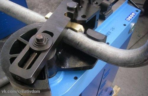 При строительстве или проведении ремонтных работ часто возникает необходимость согнуть трубу. 02