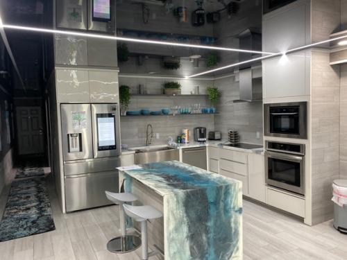 Это кондо, постоянно жить никто не будет. 02