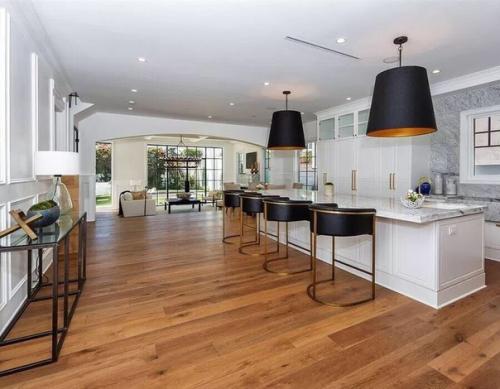 Пройдя мимо дома знаменитой актрисы Марго Робби в Лос-анджелесе, вы и не подумаете, что здесь живет голливудская суперзвезда. 01