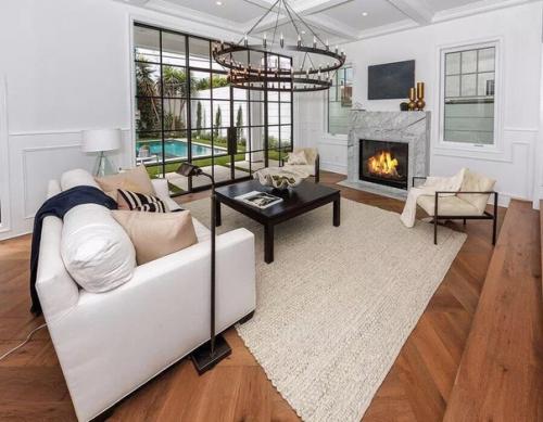 Пройдя мимо дома знаменитой актрисы Марго Робби в Лос-анджелесе, вы и не подумаете, что здесь живет голливудская суперзвезда. 04