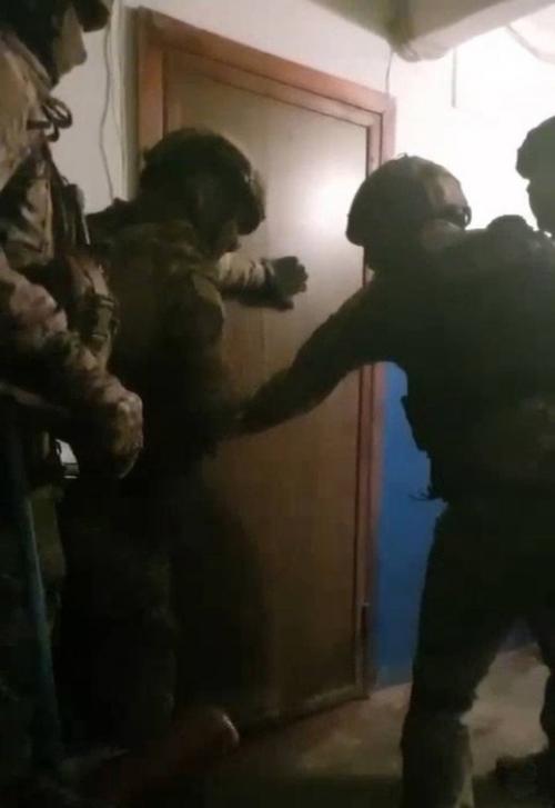 В Омске двое молодых людей подожгли вертолет ми - 8 военно-воздушных сил России. 01