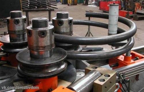 При строительстве или проведении ремонтных работ часто возникает необходимость согнуть трубу. 05