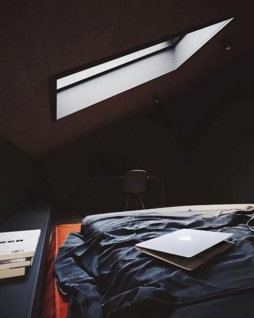 Стильный и очень тёмный интерьер спальни и ванной комнаты с изюминкой в виде мансардных окон. 01