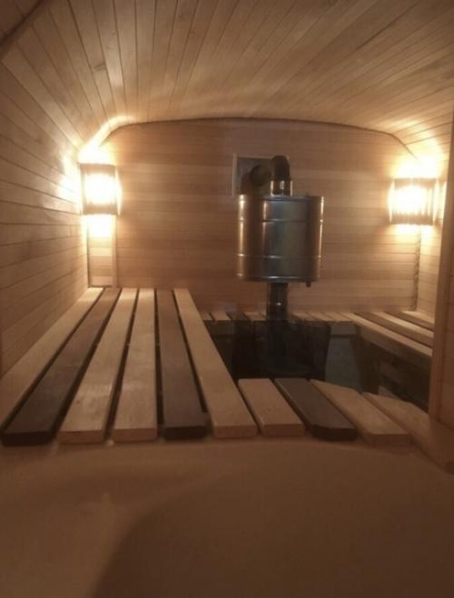 Вариант бани из строительной будки оказался действительно интересным. 06