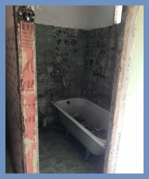 Вы только посмотрите в каком состоянии были туалет с ванной, туда аж страшно заходить было. 02