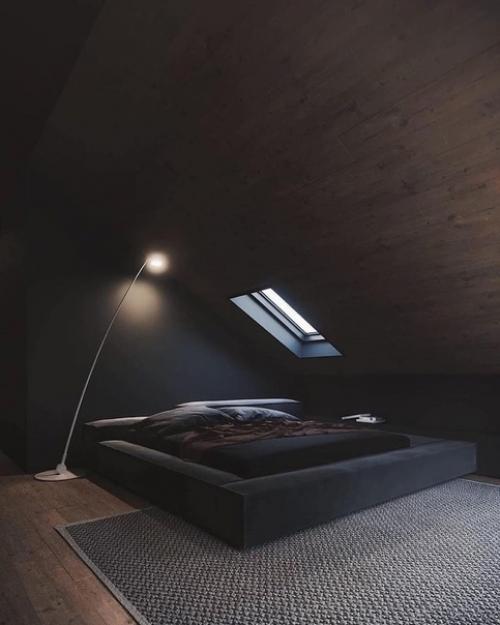 Стильный и очень тёмный интерьер спальни и ванной комнаты с изюминкой в виде мансардных окон. 04