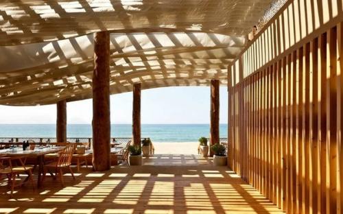 Владелец ресторана Barbouni, который находится на греческом курорте Коста - наварино, сумел создать самую морскую атмосферу в своем заведении. 01