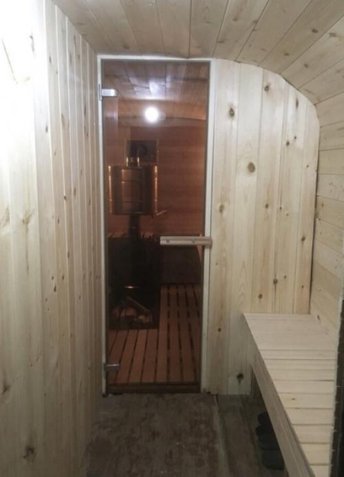 Вариант бани из строительной будки оказался действительно интересным. 07