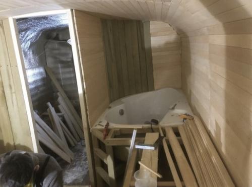 Вариант бани из строительной будки оказался действительно интересным. 04