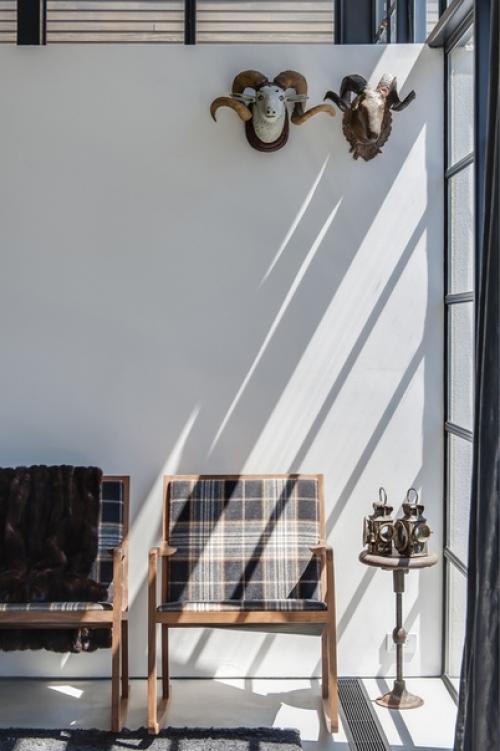 Все больше люксовых мебельных брендов выпускают изделия с классическими Костюмными принтами. 02