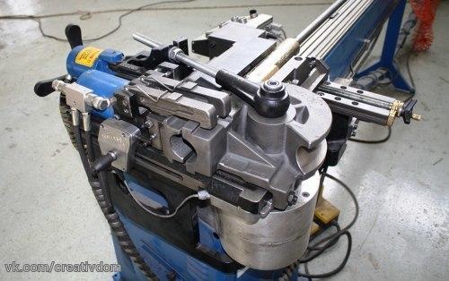 При строительстве или проведении ремонтных работ часто возникает необходимость согнуть трубу. 01