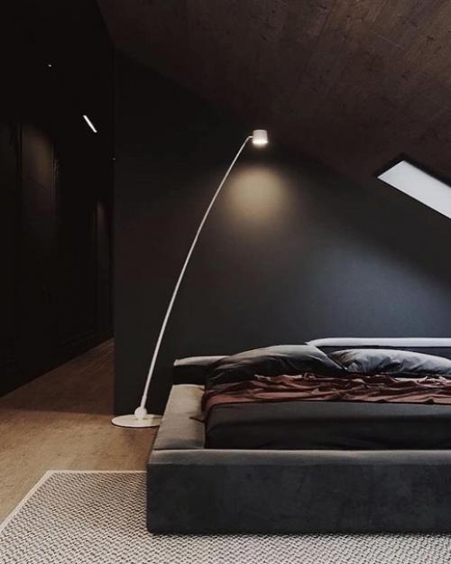 Стильный и очень тёмный интерьер спальни и ванной комнаты с изюминкой в виде мансардных окон. 03