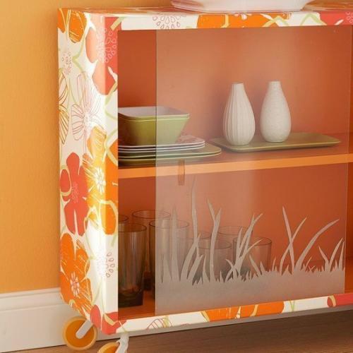 Мы обновляем шкафы своими руками с помощью остатков обоев. 01