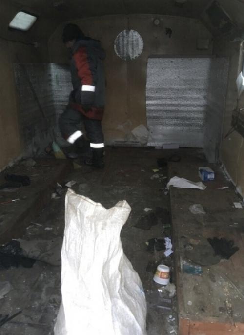 Вариант бани из строительной будки оказался действительно интересным. 01