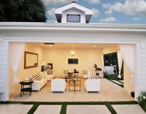 Пройдя мимо дома знаменитой актрисы Марго Робби в Лос-анджелесе, вы и не подумаете, что здесь живет голливудская суперзвезда. 05