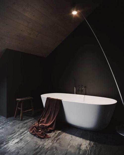 Стильный и очень тёмный интерьер спальни и ванной комнаты с изюминкой в виде мансардных окон. 05