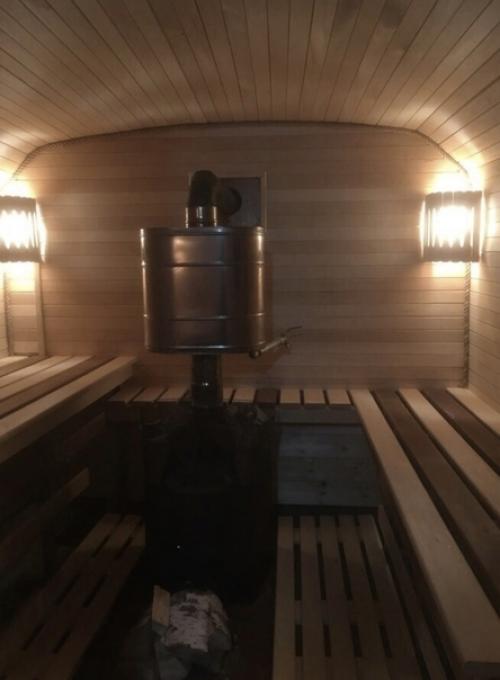 Вариант бани из строительной будки оказался действительно интересным. 05