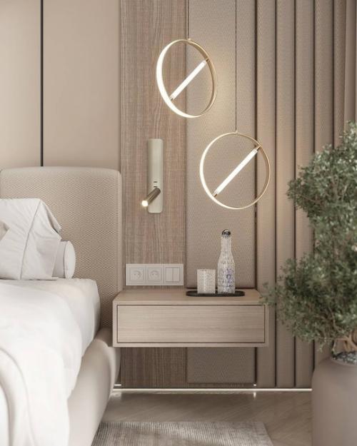 Спокойный и сдержанный интерьер спальни в светлых тонах. 01