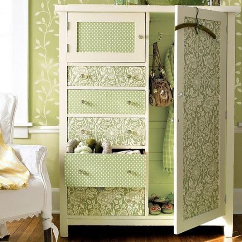 Мы обновляем шкафы своими руками с помощью остатков обоев. 03